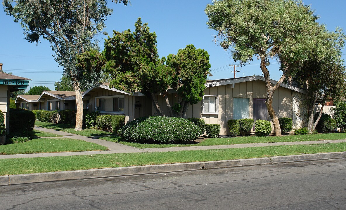 172-182 N Holly St in Orange, CA - Building Photo