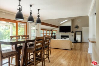 19439 Oxnard St in Los Angeles, CA - Building Photo - Building Photo