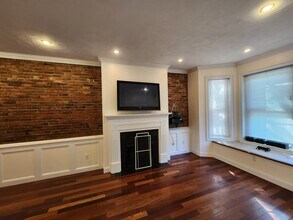 566 E 5th St, Unit 1 in Boston, MA - Foto de edificio - Building Photo