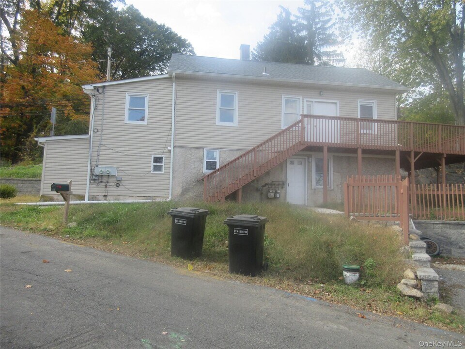 122 N Liberty Dr in Stony Point, NY - Building Photo