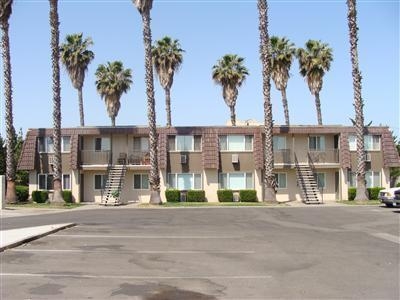 221 E Coolidge Ave in Modesto, CA - Foto de edificio - Building Photo