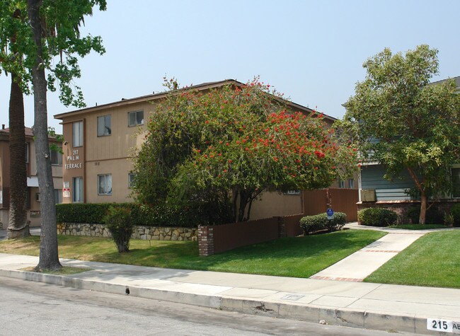 Palm Terrace Apartments in Monrovia, CA - Foto de edificio - Building Photo