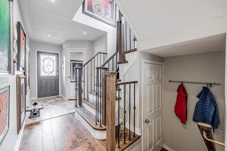 5230 Glen Erin Dr in Mississauga, ON - Building Photo - Building Photo