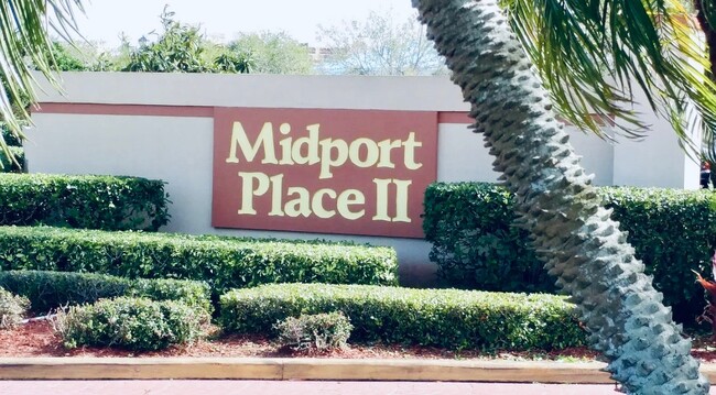 1566 SE Royal Green Cir, Unit Modern 2 Bed / 2 Bath Con in Port St. Lucie, FL - Building Photo - Building Photo