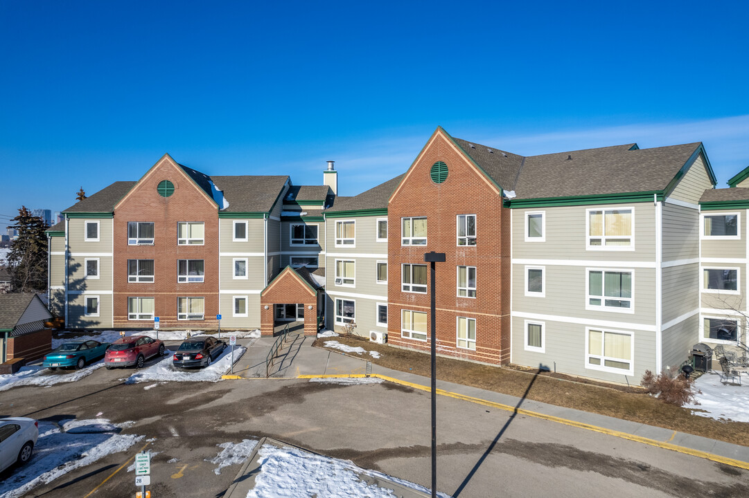 Crossroads Court in Calgary, AB - Building Photo