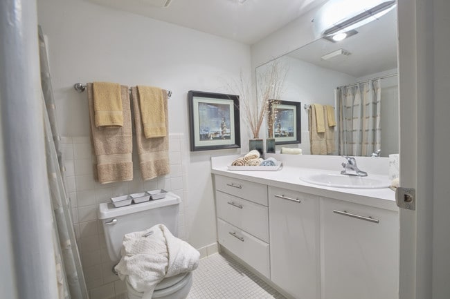 Muirwood Terraces and Apartments in Farmington Hills, MI - Foto de edificio - Building Photo