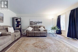 237 Milestone Crescent in Aurora, ON - Building Photo - Building Photo