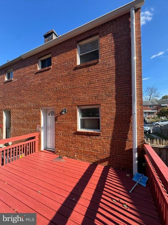 5612 62nd Ave in East Riverdale, MD - Building Photo