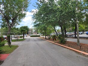 8501 NW 8th St in Miami, FL - Building Photo - Building Photo