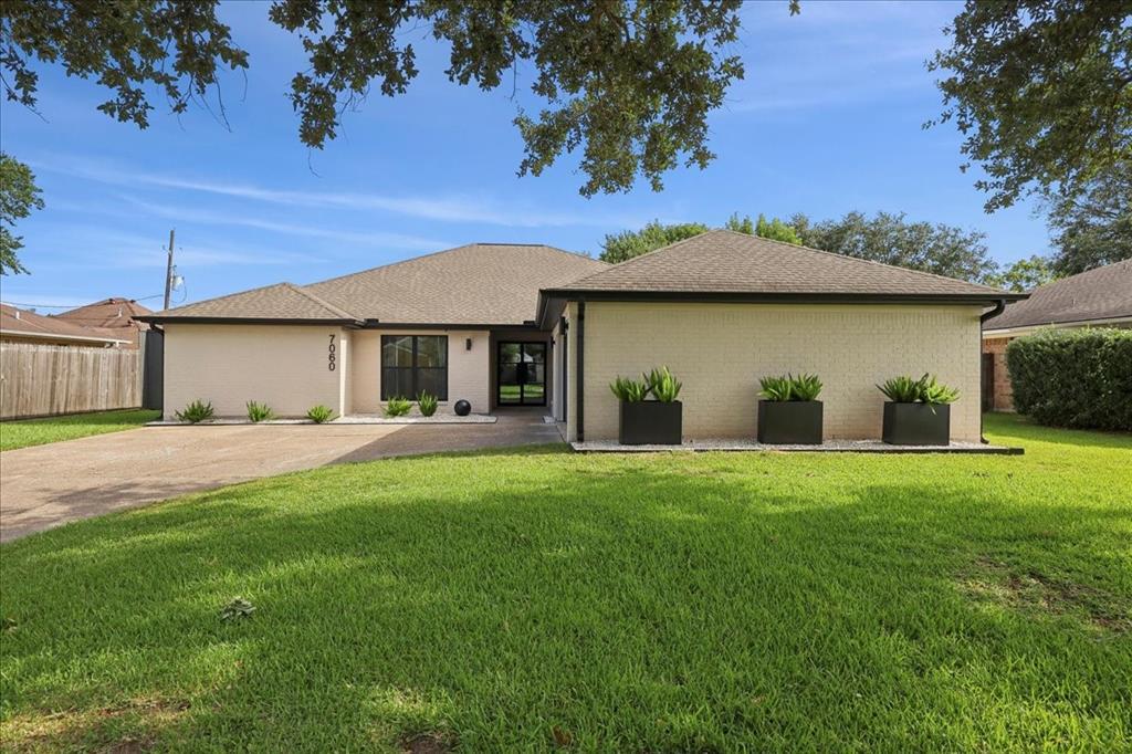 7060 Burlington Dr in Beaumont, TX - Building Photo