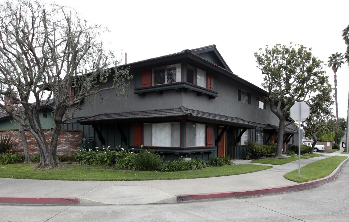 St. George Apartments in Huntington Beach, CA - Foto de edificio