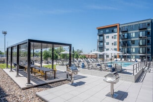 Oaks Pentagon Village in Edina, MN - Building Photo