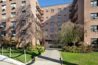 8740 Francis Lewis Blvd in Queens Village, NY - Building Photo - Building Photo