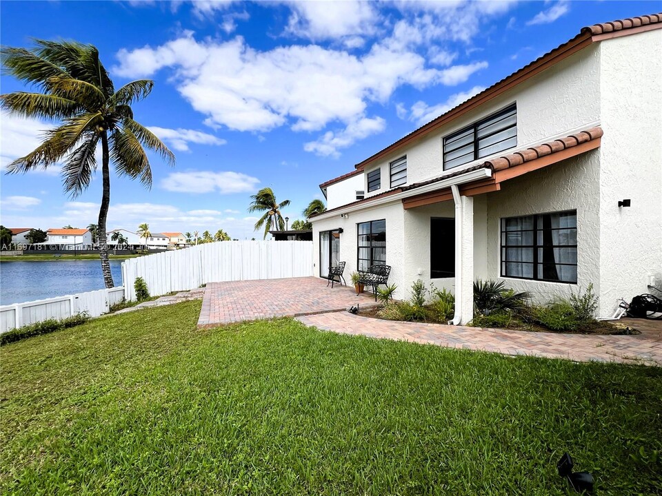 13228 SW 10th Ln in Miami, FL - Foto de edificio