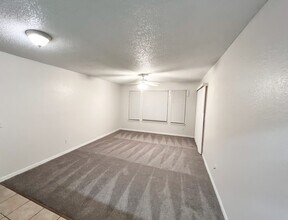 1023 S Hiawassee Rd in Orlando, FL - Foto de edificio - Building Photo