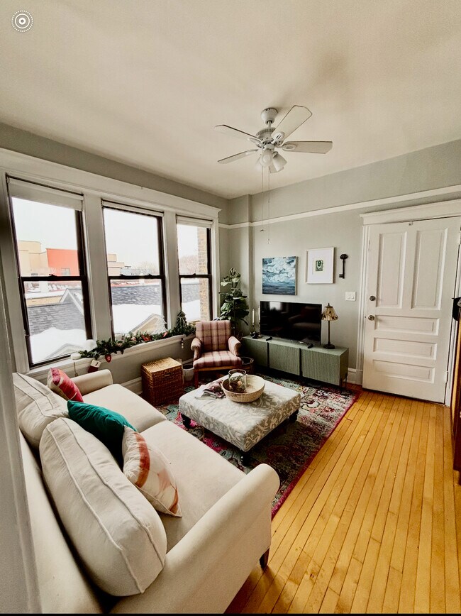 2117 N Kedzie Blvd in Chicago, IL - Foto de edificio - Building Photo