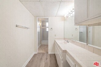 5640 Franklin Ave in Los Angeles, CA - Building Photo - Building Photo