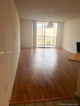 8255 Lake Dr-Unit -502 in Doral, FL - Foto de edificio - Building Photo