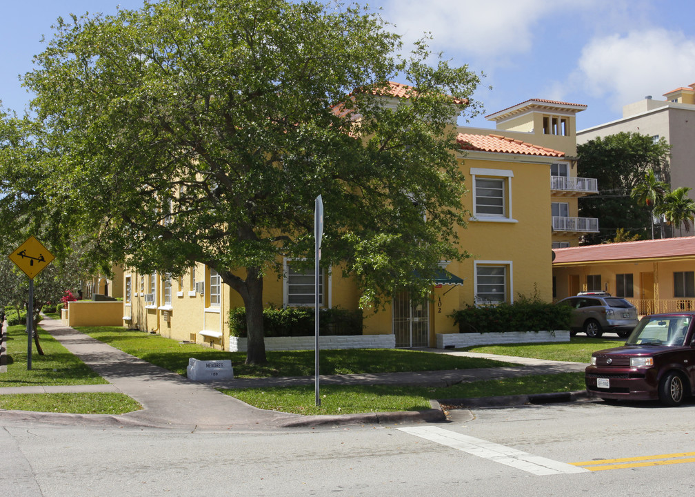 102 Menores Ave in Coral Gables, FL - Foto de edificio