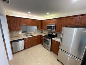 350 Club Cir in Boca Raton, FL - Building Photo - Building Photo