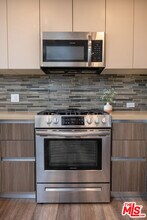 1070 S Bedford St in Los Angeles, CA - Building Photo - Building Photo
