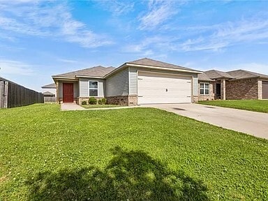 5018 W Claxton Cir in Fayetteville, AR - Building Photo - Building Photo