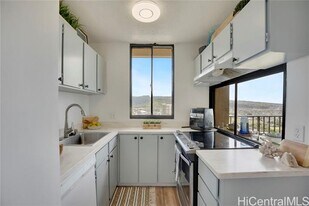 2121 Ala Wai Blvd in Honolulu, HI - Building Photo