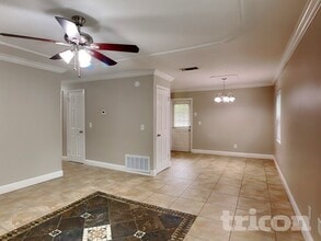 563 Robin Hill Cir in Brandon, FL - Foto de edificio - Building Photo