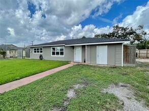 1116 Lake St in Clute, TX - Building Photo - Building Photo