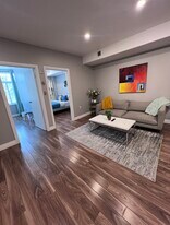 828 Dundas St W in Toronto, ON - Building Photo