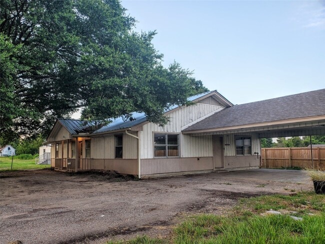 601 S Cochran St in Willis, TX - Building Photo - Building Photo