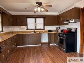 18 Fountain St in East Brunswick, NJ - Building Photo - Building Photo