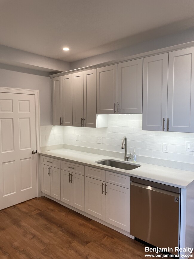 3 Alton Pl, Unit 2 in Brookline, MA - Foto de edificio - Building Photo