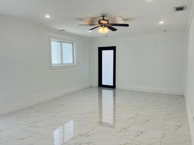 16400 NW 82nd Ct in Hialeah, FL - Building Photo - Building Photo