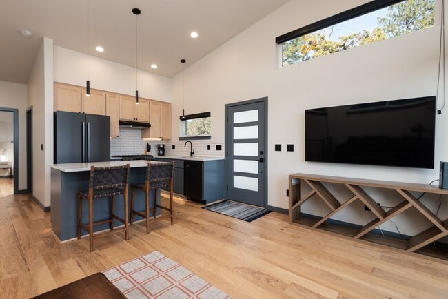 919 NW Roanoke Ave in Bend, OR - Foto de edificio - Building Photo