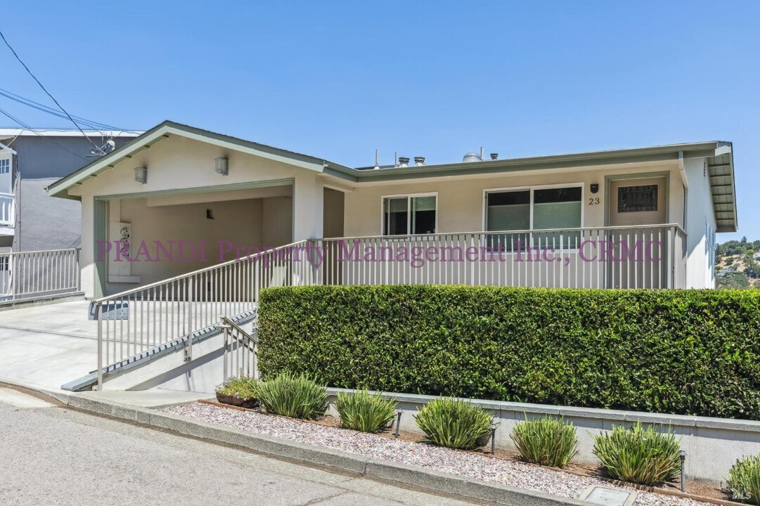 25 Bayo Vista Way in San Rafael, CA - Building Photo