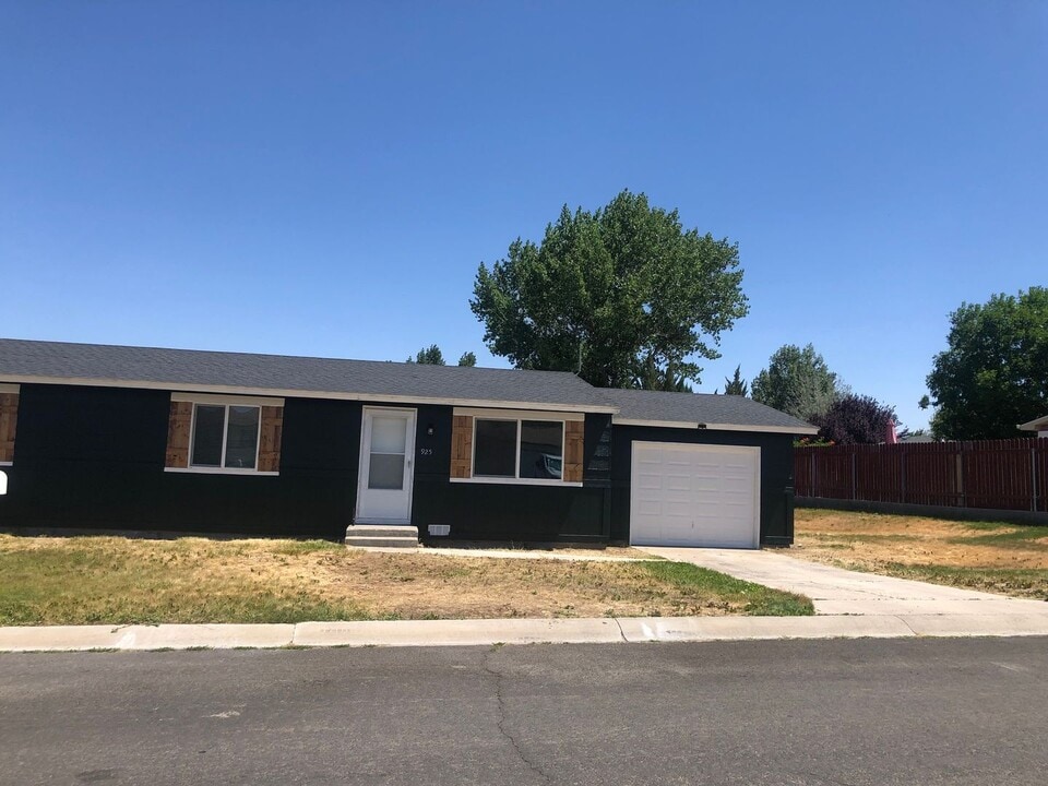 925 Cosgrave St-Unit -Unit B in Winnemucca, NV - Building Photo