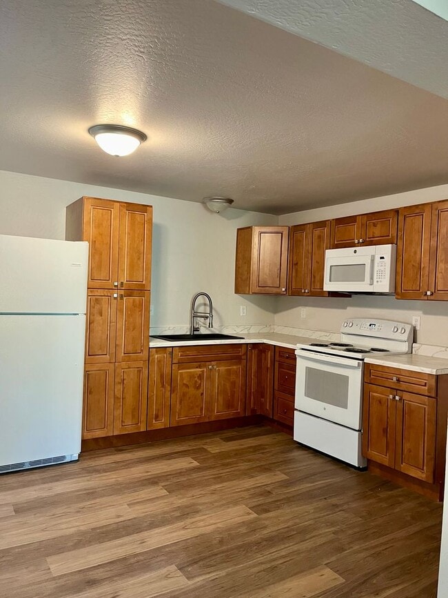 5333 Rogue River Hwy in Gold Hill, OR - Building Photo - Building Photo