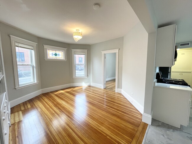 159 Boston St, Unit 1 in Boston, MA - Building Photo - Building Photo