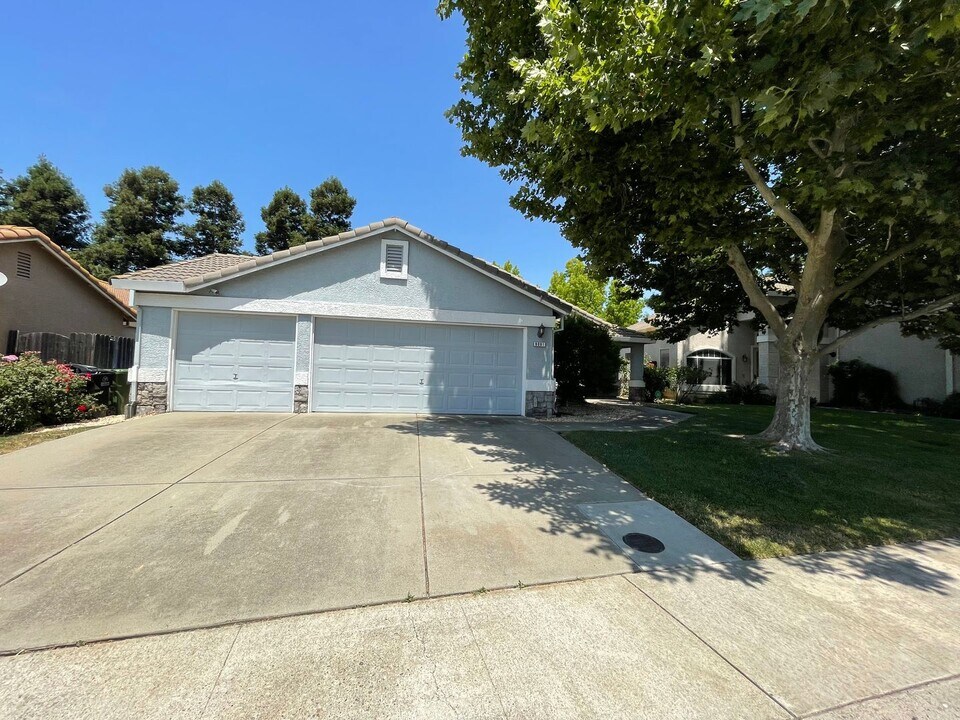 9091 Bungalow Way in Elk Grove, CA - Building Photo