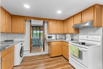 44 Woodlawn Ave, Unit 2 in Everett, MA - Building Photo - Building Photo