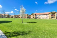 Village at Henderson in Porterville, CA - Foto de edificio - Building Photo