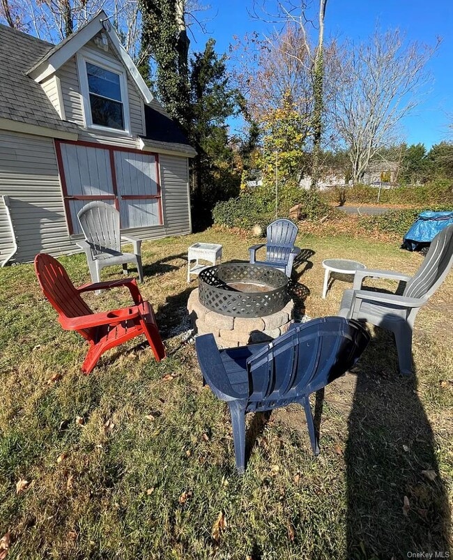144 Gnarled Hollow Rd in East Setauket, NY - Building Photo - Building Photo
