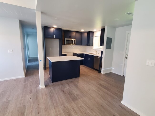 12402 8th Ave SW in Seattle, WA - Foto de edificio - Building Photo