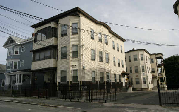 265-283 Howard St in Lawrence, MA - Building Photo