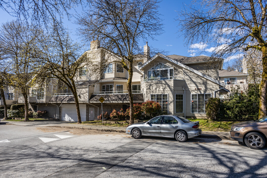 Park Lane in North Vancouver, BC - Building Photo