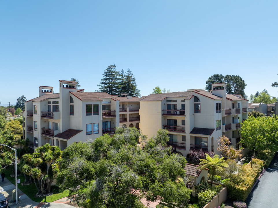 Royal Oaks in San Mateo, CA - Foto de edificio