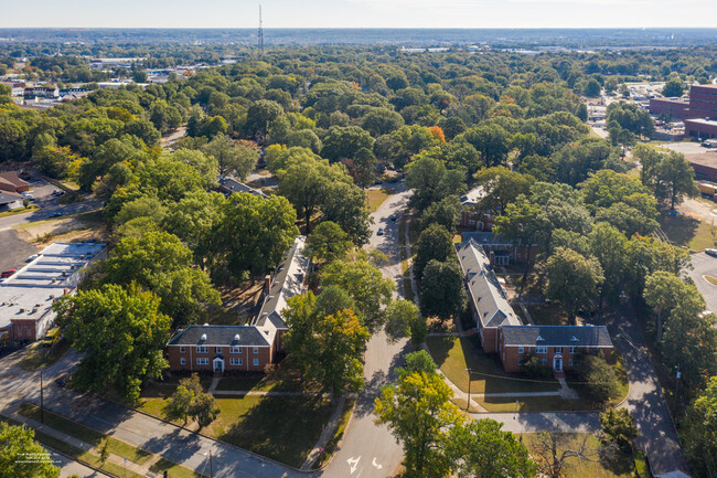 3704 Chapel Dr, Unit B in Richmond, VA - Foto de edificio - Building Photo