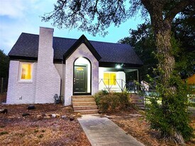 2114 N Elm St in Denton, TX - Building Photo
