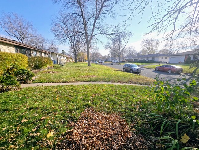 7885 Firwood Way NE in Minneapolis, MN - Foto de edificio - Building Photo